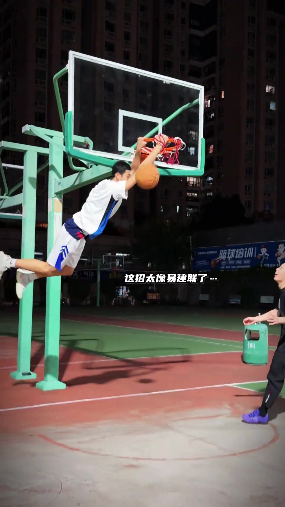 模板阿联？2米07&amp;15岁小球员展现惊人协调性单挑攻防碾压野球网红