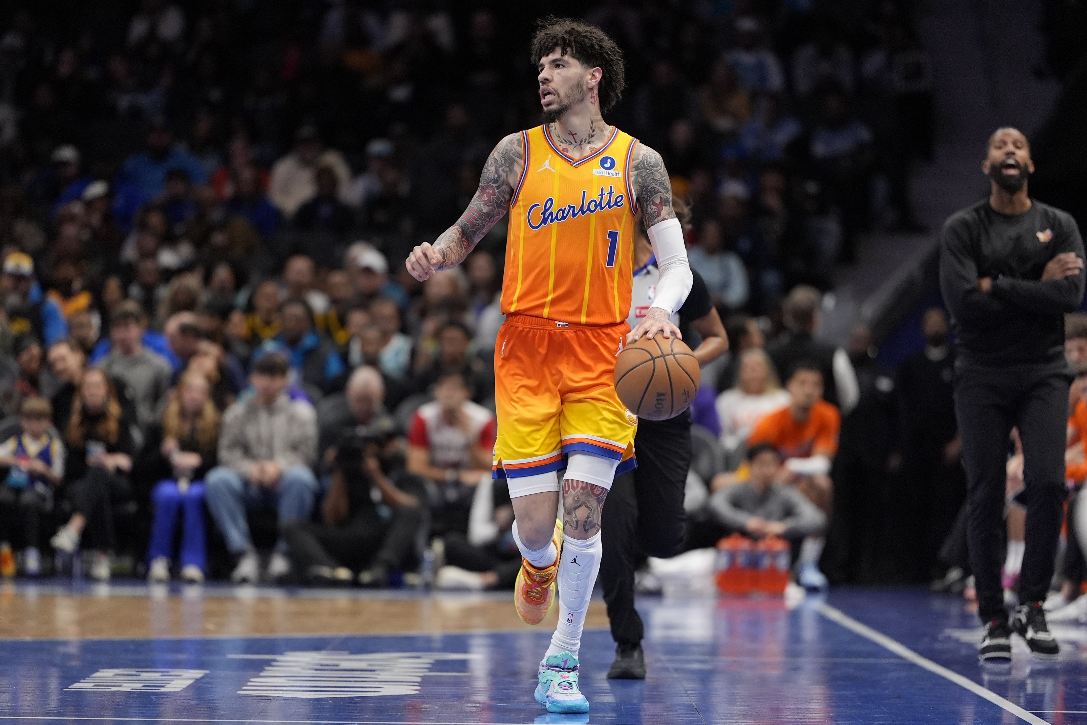 kaiyun·(中国)官方网站-阿里纳斯：黄蜂根本不需要成绩 留着鲍尔让他卖票就行了