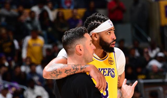 雷迪克变阵止跌！拉塞尔打替补盘活湖人板凳